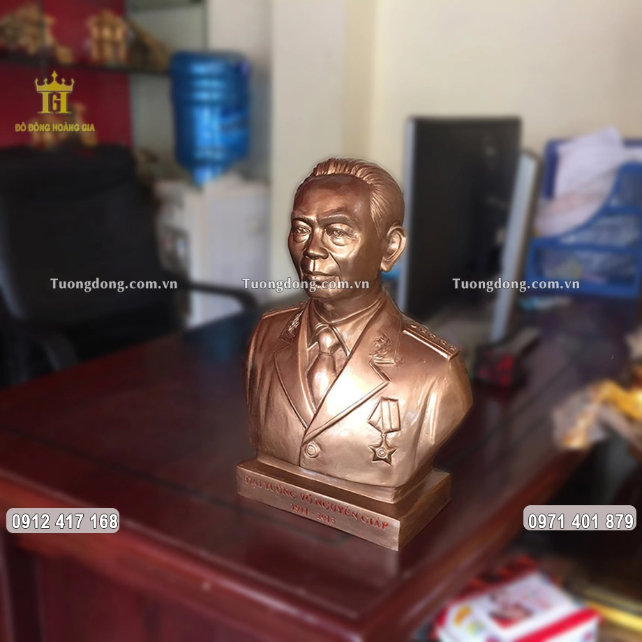 Bề mặt bức tượng được làm màu uy nghiêm